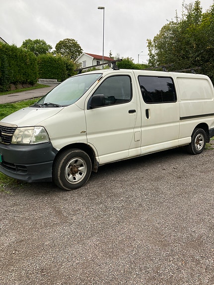 Toyota HiAce 4 of 9