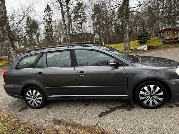 Toyota Avensis 4 of 9