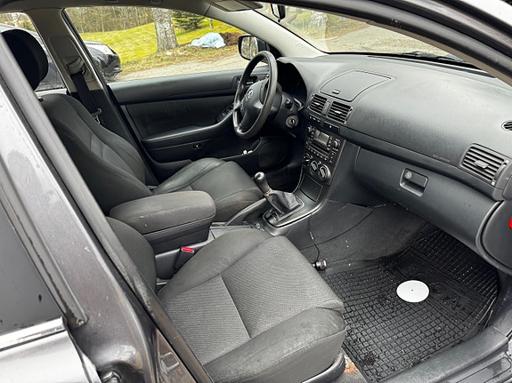 Toyota Avensis 7 of 9