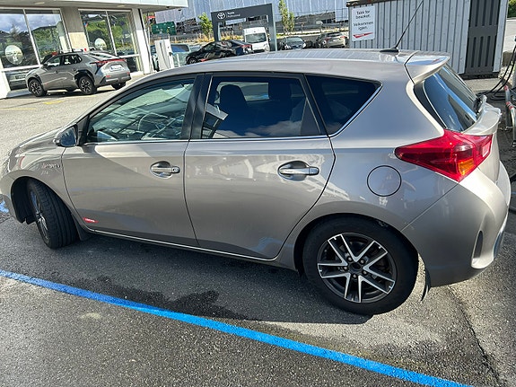 Toyota Auris 2 of 10