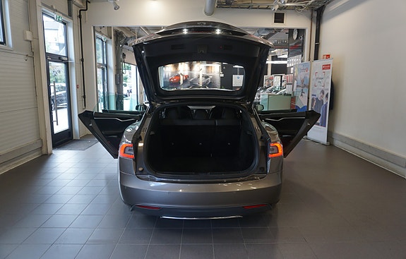 Tesla Model S 16 of 30