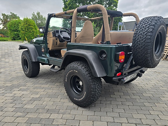 Jeep Wrangler 16 of 30