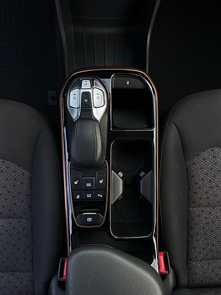 Hyundai IONIQ 8 of 14