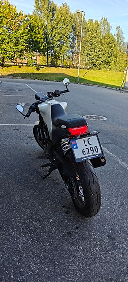 Husqvarna Vitpilen 401 2 of 7