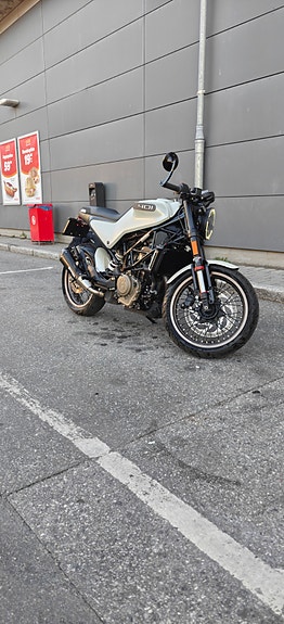 Husqvarna Vitpilen 401 6 of 7