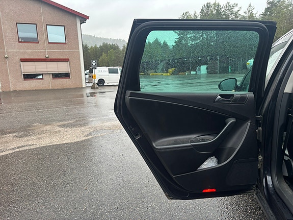Volkswagen Passat 14 of 23