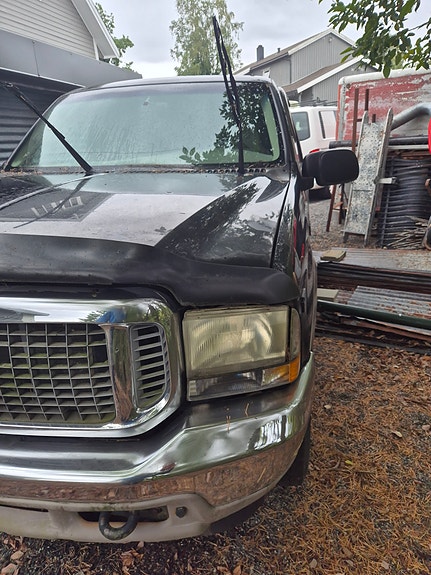 Ford Excursion 11 of 18