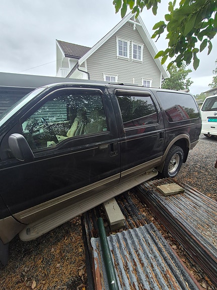 Ford Excursion 12 of 18