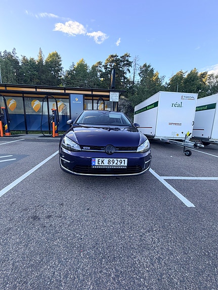 Volkswagen e-Golf VII 2 of 11
