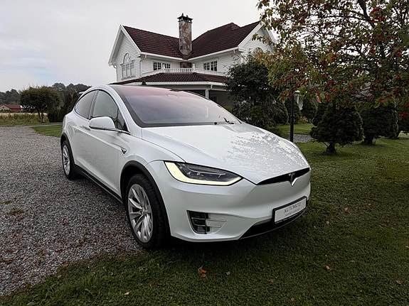 Tesla Model X 14 of 30