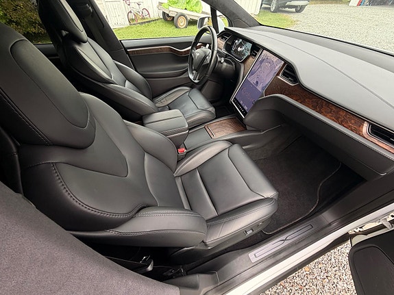 Tesla Model X 26 of 30