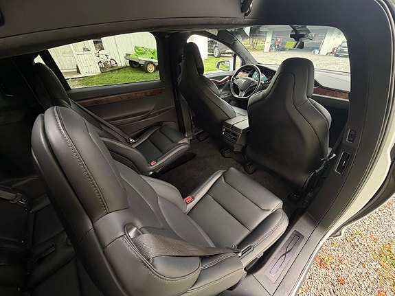Tesla Model X 29 of 30