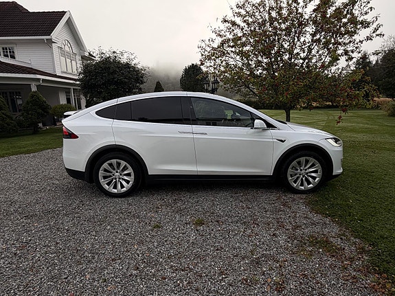 Tesla Model X 11 of 30