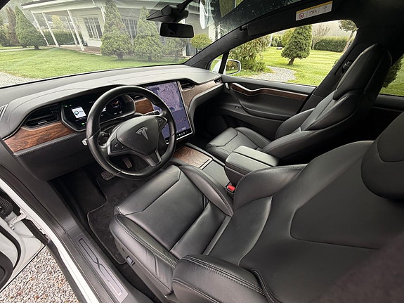 Tesla Model X 25 of 30