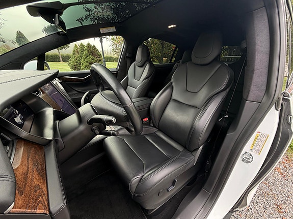 Tesla Model X 23 of 30