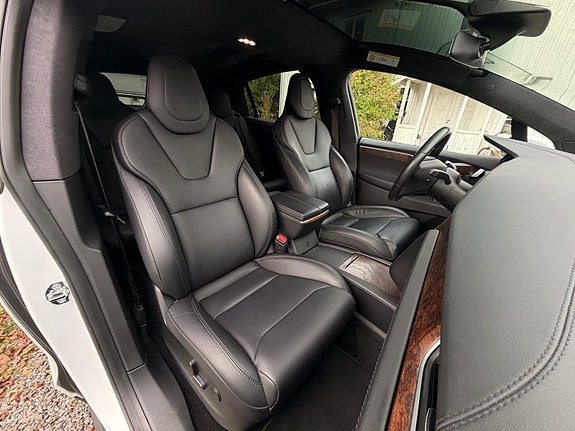 Tesla Model X 24 of 30