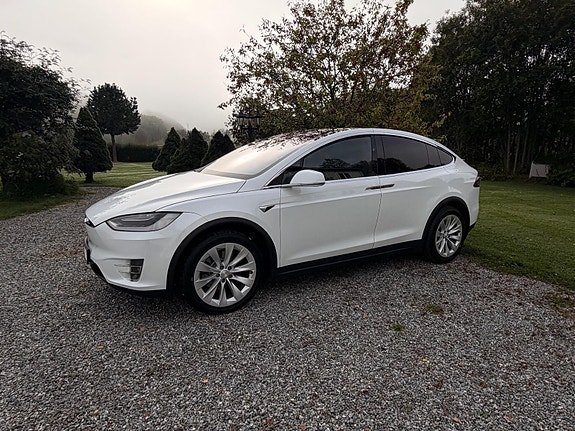 Tesla Model X 4 of 30