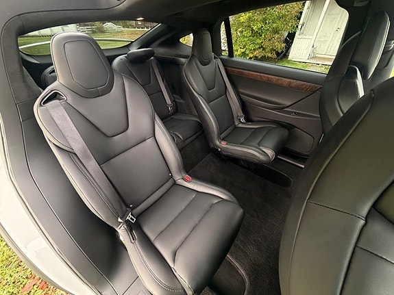 Tesla Model X 28 of 30