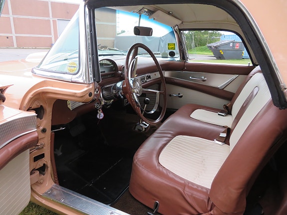 Ford Thunderbird 21 of 30
