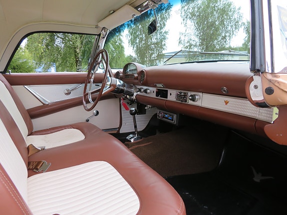 Ford Thunderbird 25 of 30