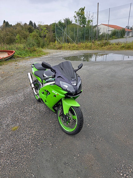 Kawasaki Ninja ZX-9R 4 of 4