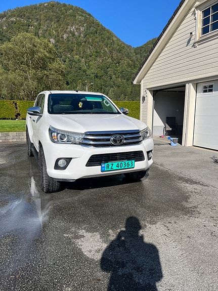 Toyota HiLux 2 of 10
