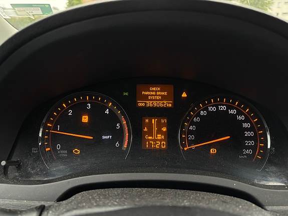 Toyota Avensis 12 of 16
