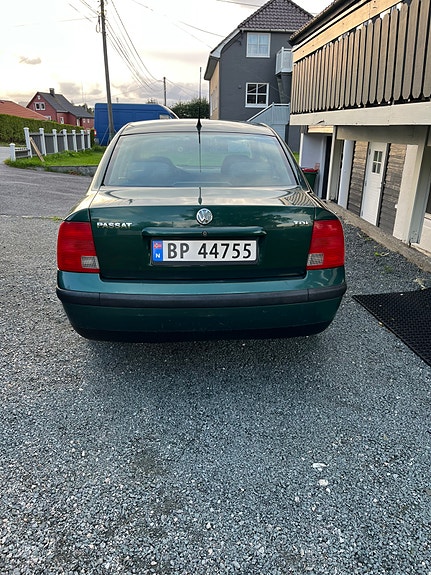 Volkswagen Passat 8 of 12
