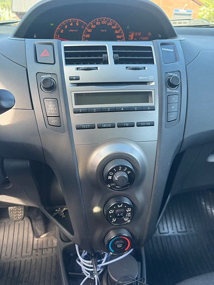 Toyota Yaris 13 of 21