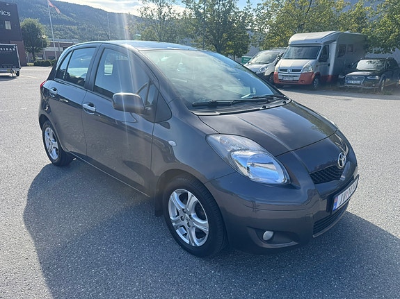 Toyota Yaris 7 of 21