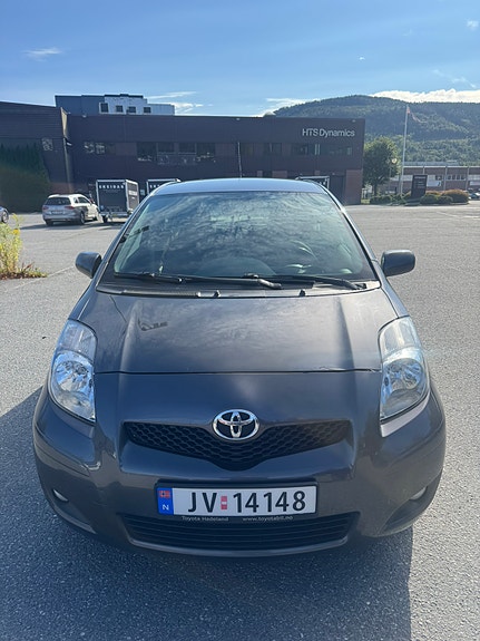 Toyota Yaris 8 of 21