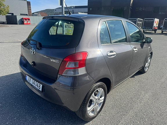 Toyota Yaris 5 of 21