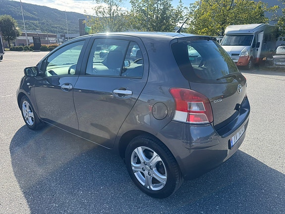 Toyota Yaris 3 of 21