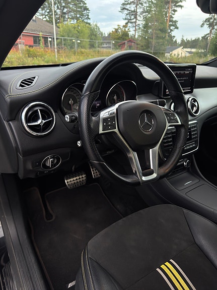 Mercedes-Benz CLA250 17 of 27