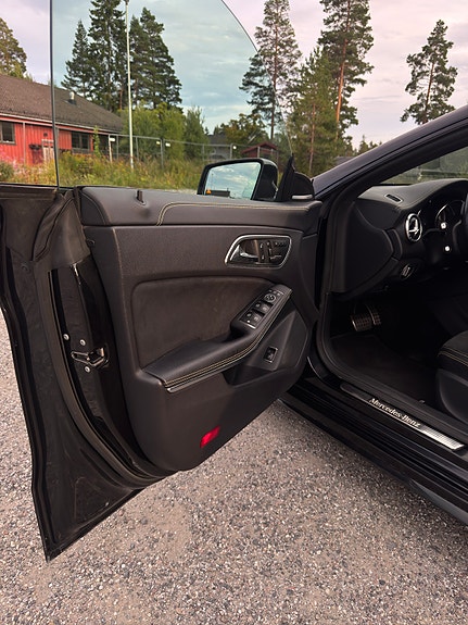 Mercedes-Benz CLA250 11 of 27