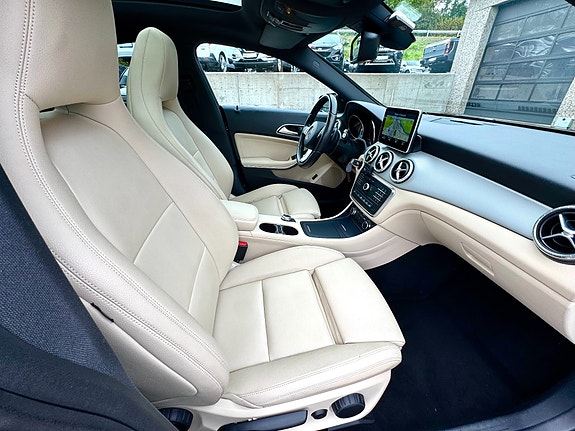 Mercedes-Benz CLA180 15 of 29