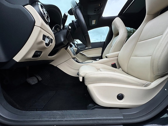 Mercedes-Benz CLA180 17 of 29