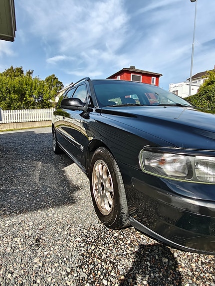 Volvo V70 2 of 7
