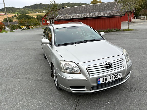 Toyota Avensis 2 of 13