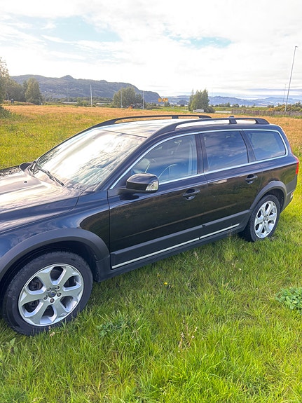 Volvo XC70 2 of 28