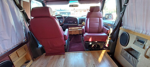 Ford E-350 9 of 17