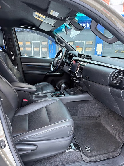 Toyota HiLux 15 of 27