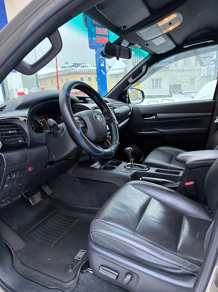 Toyota HiLux 14 of 27