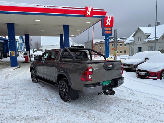 Toyota HiLux 11 of 27