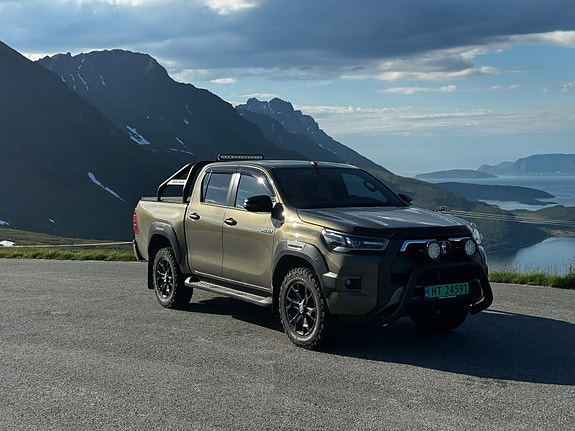 Toyota HiLux 2 of 27