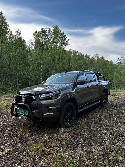 Toyota HiLux 3 of 27