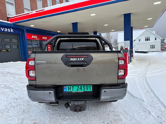 Toyota HiLux 7 of 27