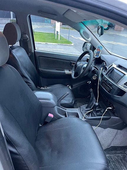 Toyota HiLux 2 of 16