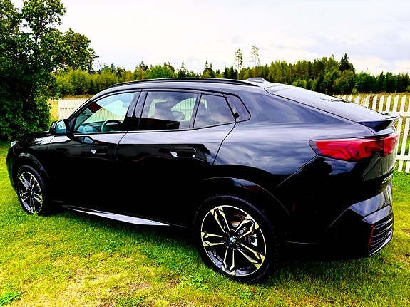 BMW iX2 4 of 27