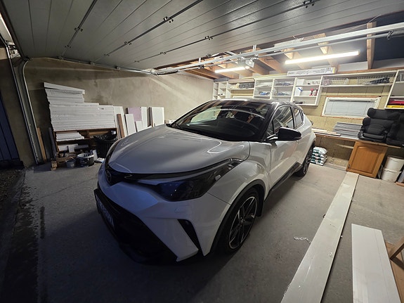 Toyota C-HR 2 of 11